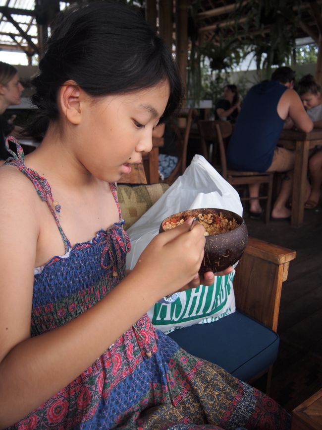 全員あっという間に食べてしまいました。<br /><br />せっかくのソファ席。<br />ゆっくり食べればいいものを。。。