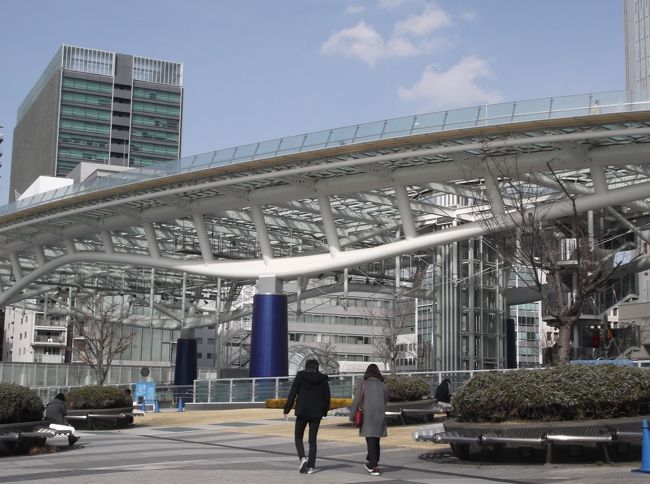 公園や公共施設もあり、「オアシス２１」という複合施設。　　　　　２００２年オープンで、半地下のユニークな形状をしています。