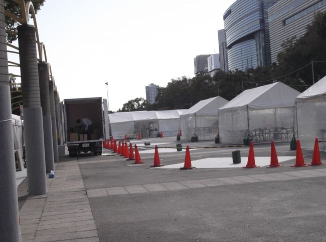 週末の準備。　　トラックで搬入しています。