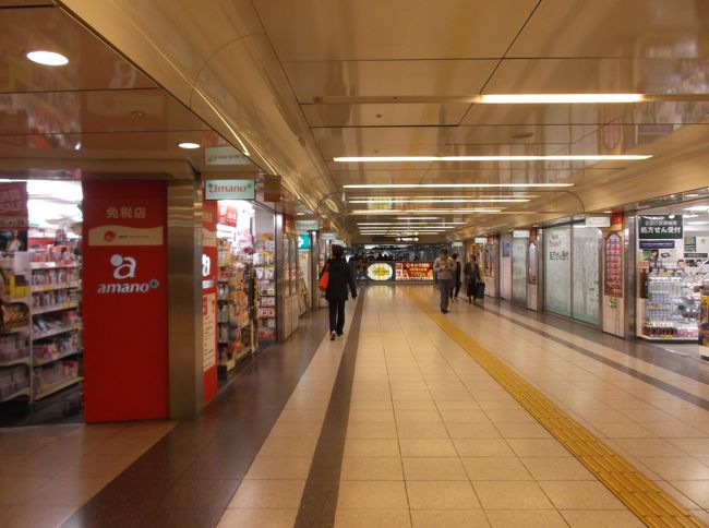 歴史のある地下街で、天井が低いです。　　