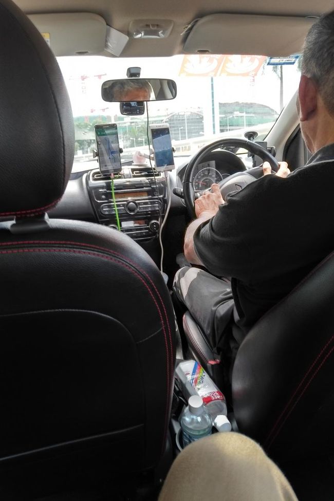 チャンギＴ３からＵＢＥＲでホテルまで。Ｔ３ではＵＢＥＲ等の一般車のピッキングポイントは地下１Ｆで（タクシーはアライバル階）、アライバルから一つ下になります。<br /><br />空港からホテルまでは１５分くらいで付きました。