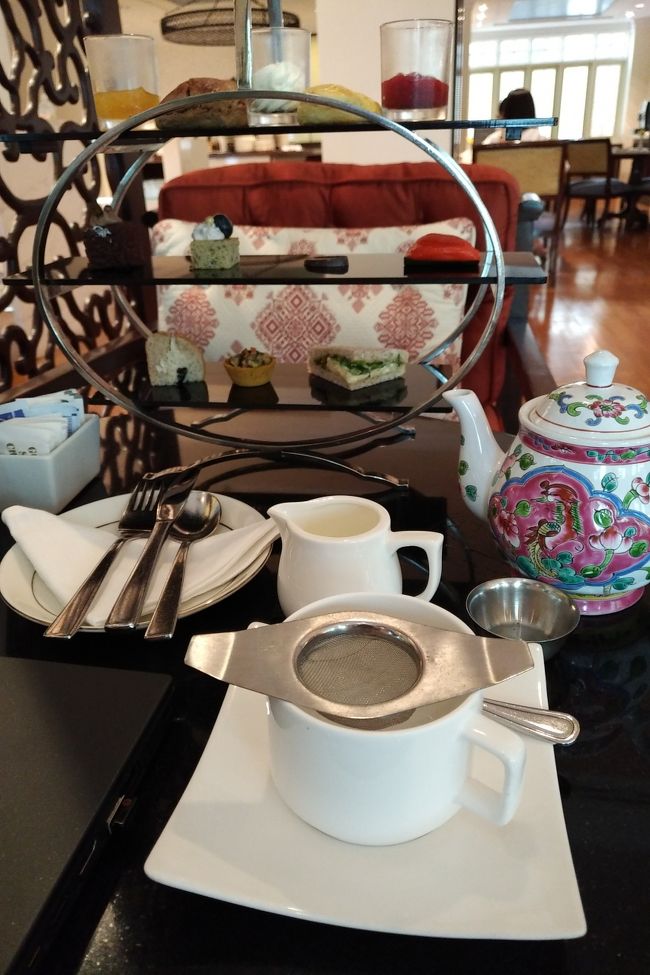 ハイティの時間になったのでラウンジへ。いつもの定番となってますが、一味アクセントが入っているようで、おっ！と思わせるモノでした。棚に品が無くなると、補給しましょうか？というサービスも健在。