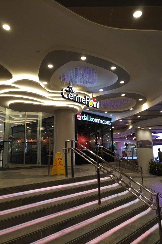 ここでＭ太郎師匠からダイレクトメッセで、紫ＤＩＡ修行している夫婦をＳＩＮにて急襲せよ！ということでこちらのフードコートへ。