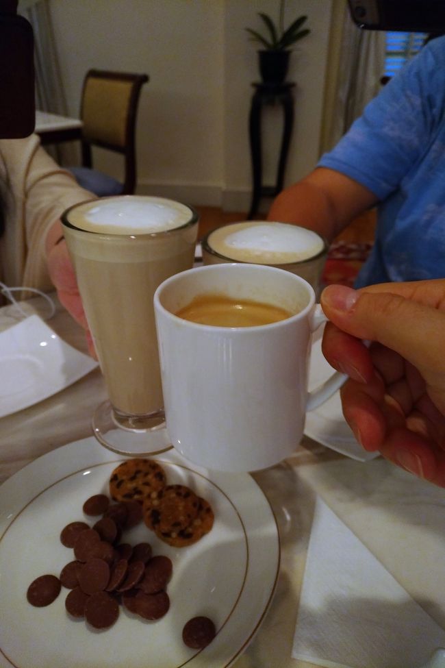 カクテルタイムが終わったインタコのクラブラウンジに場所を移し、修行談義。よくよく聞いてみると、奥様は私の会社関係者をよく知っているというある意味身近な人でした。世の中狭いもんですね。