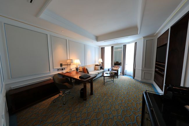 部屋はクラブ（38ｍ2）からプレミアスイート（2部屋の52m2）に1ランクアップ。クローゼットは入り口側にあり通路がかなり狭いです。