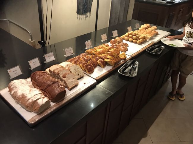 料理の種類は他のホテルより少なめかもですが、朝はこれで十分!<br />カラフルなシリアルにフレンチトーストに目の前で焼くパンケーキに、子どもは喜んでいました。