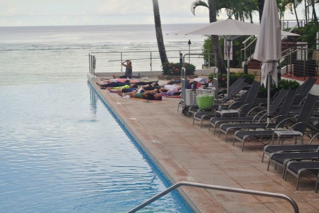 予約していたせいか、窓辺の眺めが良い席へ。<br />ヨガをしていました。<br />次回はリーフホテルもいいかも。