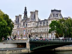 シテ島からセーヌ越しに見えるのは、右岸にあるHotel de Ville(パリ市庁舎)。ホントにヨーロッパの市庁舎とか公共施設って立派な物が多いよね。