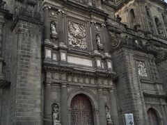 北バスターミナルまでバスで、そしてシティまでタクシーで移動。
ここはメキシコシティメトロポリタン大聖堂。