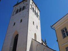 聖オレフ（オレヴィステ）教会に着きました。
タリンの旧市街で一番高い建物です。
１２４ｍある塔です。

１５世紀は１５９ｍもあったそうです。
