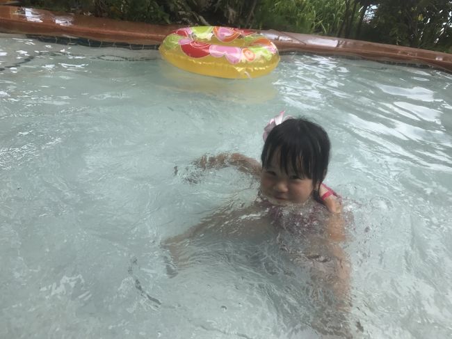 朝食を終え、部屋で着替えてまたプール!!<br />パパは夜食べ過ぎ、朝も食べ過ぎたためホテルで寝ていました。<br />プール終わりにアウトリガーのロビー前にあるザ・グラインドで子どもにウインナーパン(5ドル)を2個買い、自分はカフェオレでまったり。<br />3日間過ごしたアウトリガーにお別れのチェックアウトです。