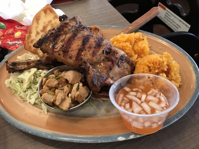 Southen Fiesta plate をメニューの写真を指差して注文。<br />これが、意外にも全部美味しい!!<br />キラグエンとレッドライスと骨付きカルビとフライドチキンとパンが載っていて、凄いボリューム。<br />お冷やがあったので、お会計は30ドル程。安い!