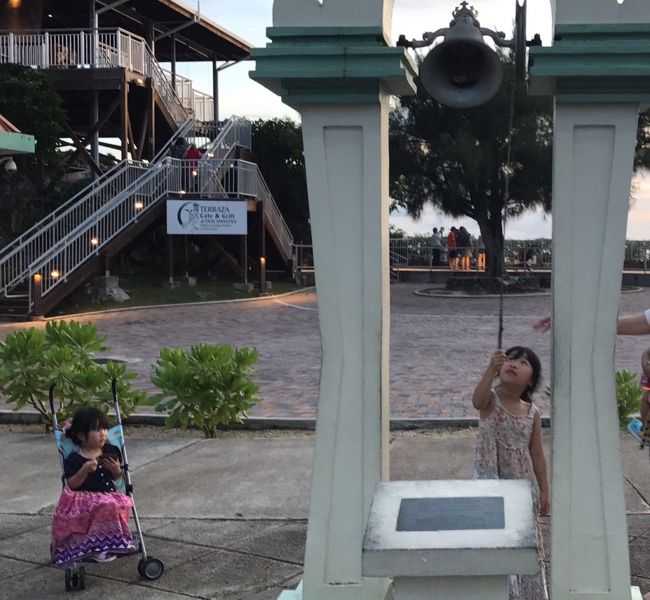 鐘を鳴らして喜ぶ子ども達。