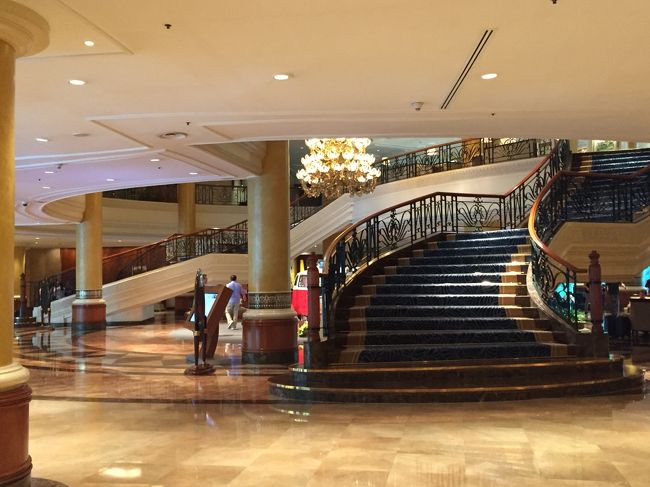 マニラは都会です。<br />シャングリラの周辺はマカティ地区といい特に都会のようです。<br />シャングリラの近くにはグリーンベルトというショッピングモールがあり、<br />高級ブランドを購入する人にはいいかもしれません。