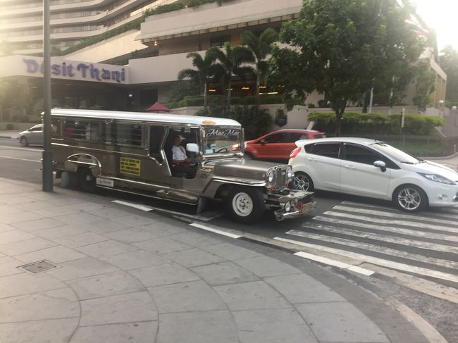 車好きにはたまらないですね。<br />ジプニーというそうです。<br />乗ってみたかったですが、排気ガスやスリが心配なため乗れませんでした。<br />街中の車にはスモークがきれいに貼ってあり、運転席と助手席だけでなくフロントガラスにも貼ってある。危険だけどかっこいいですね。<br />外からは全く見えませんが。