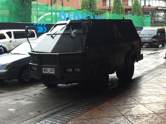 集金？<br />マシンガン持った警備員が装甲車で回収してました。<br />フィリピンは危ない