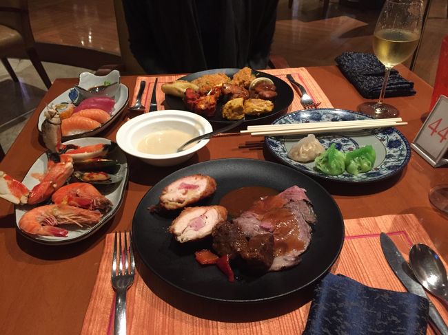 シャングリラのディナーブッフェ。<br />飲んで食べて１２０００円はフィリピンでは超高級でしょうね。<br />でも美味しかったです。シーフードが特に。<br />マグロのお寿司も美味でした。<br /><br />写真はありませんが２日間２時間のオイルマッサージをホテルでお願いしました。<br />ヘブンリーローズマッサージというところです。<br />ホテルまで来てくれてひとり２時間５００ペソ。<br />日本円で約１０００円。安いですよね。