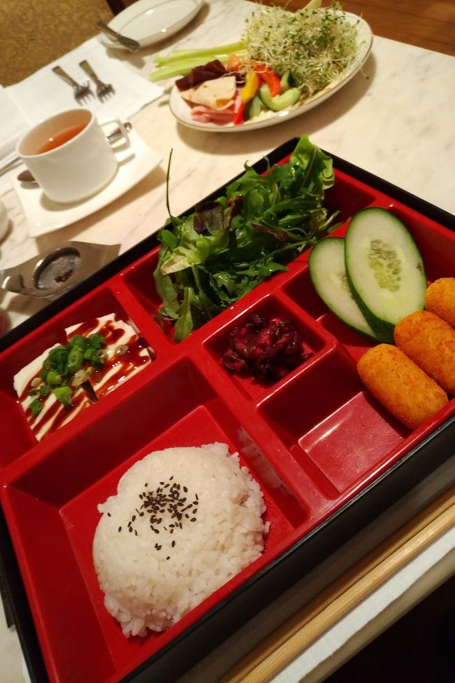 翌朝、クラブラウンジで朝食。昨年、これは無いなと思ったＪａｐａｎｅｓｅ　Ｂｅｎｔｏを選択（まぁ、通常誰も注文しないと思うけど）。基本的には前回と同じかで変わってませんね（汗