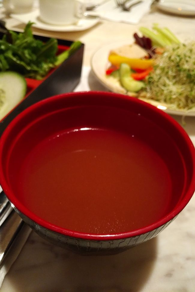 この底が見える薄い汁が”味噌スープ”と自信を持って言われたら何も言えません<br /><br />やっぱりここは切って並べるだけの品しか出せて無い感じですね。フツーに１Ｆのビュッフェで食べた方が幸せかも