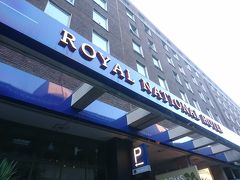 今回滞在するホテルはロイヤルナショナルホテルです。ロンドンのホテルはとにかく高い！なのにB&Bなどではほとんどが畳半畳ほどのシャワールームしか付いていなかったり、ひどい所は共有バスルームだったり！まだ一人でお風呂に入れない４歳と入るのは畳半畳では不可能です。
そんな中、見つけたのがこのホテル
●全室バスタブ完備
●ヒースローから乗り換えなし
●駅近
●周辺に大きいスーパーがある
という私達の絶対条件に合ったからです
口コミではイマイチな意見もあるようですが、もともとホテルはお風呂と寝るだけの場所のスタンスなのでこのホテルで十分でした。というよりまたこのホテルに更には滞在でも良い、と思えるくらいです！