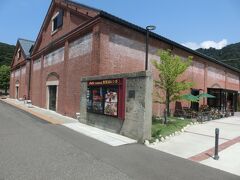 ちょうどむかいにある倉庫を改装した商業施設でカフェ休憩に。でも、間に道路が通っているので、迂回して信号を渡って行く。すこしめんどくさい。

港町ぽいですね