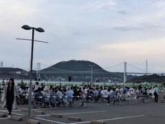 夕暮れの関門大橋と　クラブツーリズム専用特別観覧席
　ここだけが椅子席（100名分）　

海風が心地よく(^^♪　楽チンな椅子席