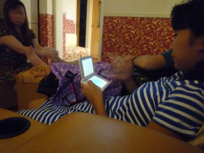 　待っている子供にもフットバスさせてくれたり、実は翌日全身をしてもらいに再訪するのですが、その時にはカステラ？みたいなお菓子をくれたりしました。女性陣はほとんど英語通じませんが、とても親切です。私は両日とも大鶴ぎたんさんのお母さんにそっくりの女性の方に担当してもらいましたが、とにかく気持ちよく、体が軽くなりました。フリーwifiもありました。「知足」さん、お勧めです。