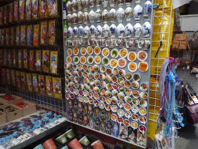 知足をでたら、すぐ女人街？？みたいな感じです。