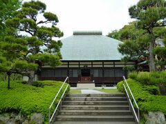 報国寺のあとはすぐ近くの浄明寺へ。
鎌倉五山第五位の禅寺です。正面に見えるのは本堂。鎌倉の大仏様を思わせる銅葺き屋根の色と安定感のある傾斜が、みていて落ち着きます。

