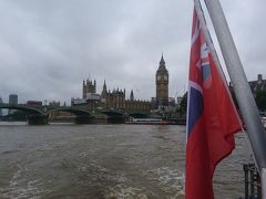 ウエストミンスターpierからグリニッジpierまで、約50分弱のクルージングです。
テムズ川を汚ない川と言う人もいますが、この川、流れが速すぎて川底の砂や泥を巻き上げてしまうから汚く見えてしまっているだけなのです。実際に近くで見てみると、急流なのがわかりますし、水と砂が混ざっていない感じもわかります

テムズクリッパーは船全体の80%が屋内の座席で船尾に少しだけオープンになった座席がありますので私達もこの屋外に座りました
テムズ川沿いには観光スポットがたくさんで楽しいです！
ウエストミンスターpierから乗船すると、
ビッグベン、国会議事堂、ロンドンアイ