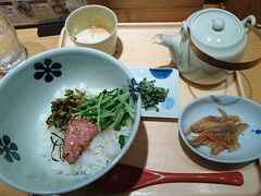 成田空港ではイケメン後輩君のお勧めでお茶漬けを。
「だし茶漬け えん」、気に入りました。

旅行前は、生ものは食べません。おふくろの教えです。