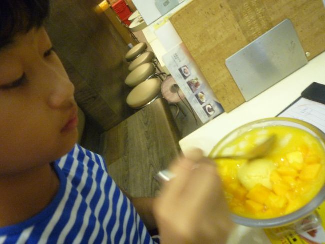 帰りに許留山でマンゴープリン、マンゴーケーキを食べて帰りました。