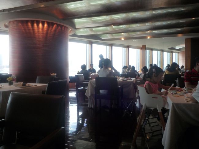 ホテル内龍景軒でランチ。女子会グループ、小さなお子さん連れファミリー、ビジネスマンなどであっという間に満席に。