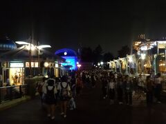 千葉県・舞浜市『東京ディズニーシー』の【アクアトピア】＆
【ディズニーシー・エレクトリックレールウェイ】の写真。

あのブルーに光る場所まで歩いて行きます。

