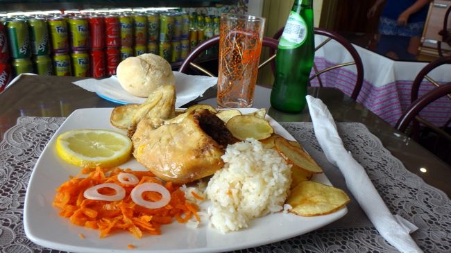 ヴィアナの町に着いて、やっぱりまた、ホテルの部屋の準備が整わず、まずはランチ。イタリアやスペインでは、数時間早く着いても、すぐに入れたのになぁ。<br />夏休みゆえ、正午まで粘る客が多く、朝早く出立するビジネスの客が少ないから、という言い訳ですが、それならそれで、スタッフを増やせば、と思ってしまいます。<br />方向音痴の私なので、まだ慣れない町に飛び出すと、この時間帯って、暑くて大変。<br /><br />今回、飛び込んだレストランは、過去最悪の食事となりました。<br /><br />しょっぱなから、いかにも不味そうな写真で失礼します。まあ、旅の現実として、笑ってやってください。