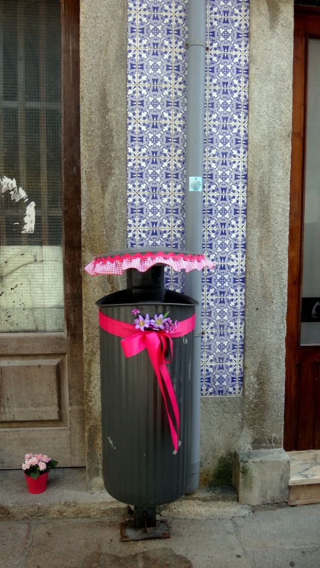 町を歩いていると、なんと、ゴミ箱にまで、飾り付け（笑）。