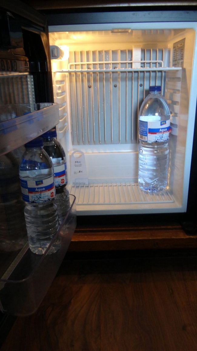 部屋の冷蔵庫には、大きいペットボトルが2ユーロ、小さいのが1ユーロ。<br />とまあ、これぐらいの値段なら、運ぶより部屋のを飲むのがいいですね。<br />ふつうは、瓶入りの小さいのに3ーロとかの値段がつけられているから、ミニバーは使うひとは少ないと思うのですが・・・