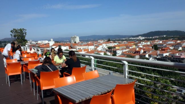 モールのフードコート、テラス席は、見晴らしもよく、人気のようです。