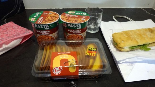 ポルトガルでは、日清の焼きそばは、なかなか見つからず、アジアの企業と思われる、バンザイというメーカーのカップ麺は、塩辛くてまずかったです。<br />クノールがやってる、パスタも塩辛いですが、ぎりぎり食べれました。<br />手前のラングドシャ、ポルトガルバージョンで、彼らは黄身が大好きみたいで、黄身の色を強調しているのか、黄色い色で肉厚。二枚食べれば、ちょっとしたおやつになります。これだけの量が入って、1.5ユーロ。<br /><br />右のは、Pans Campanyという、スペインの会社のバゲットのサンドイッチです。Subwayのスペイン版でしょうか。<br />イタリアン・デラックスという組み合わせには、モツァレラチーズ、トマト、ルッコラ。日持ちしなさそうなので、食べきりました。<br /><br />今回のガリシア地方もポルトガルも、4つ星ホテルでさえ、ティッシュのあるところは皆無でした。5泊もするときには、1ユーロのティッシュの箱を買い、移動のときは、紙だけをと取り出して、ピンクのポーチに入れて、持ち歩きました。<br />たった1ユーロで、ひと箱買えるんだから、部屋に置いてよね、と言いたいです。