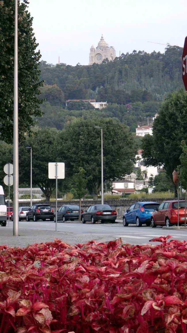 山の上のサンタルシア教会と、赤い葉っぱを撮ろうとしたら、構図に無理が（笑）。<br />路上駐車の車が邪魔するのは、イタリアと同じです。