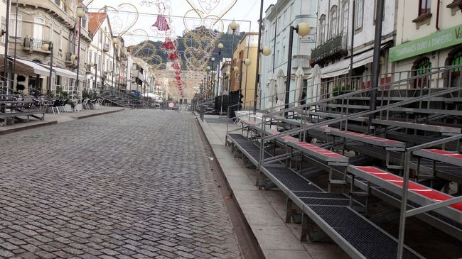 駅まえの目ぬき通り沿いに、観覧席がセットされてました。<br />ヴィアナの両手をあげて踊るダンス。これを参加者もやるそうで、そういう意味では、ここって、ポルトガルの阿波踊りなのかしら（笑）。