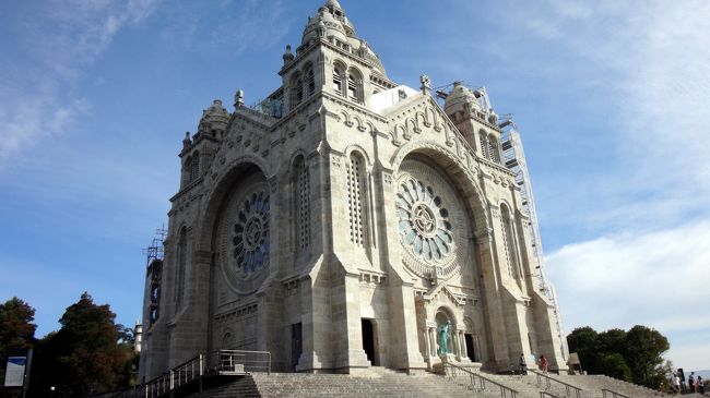 四角い建物ですが、片面は補修中でした。