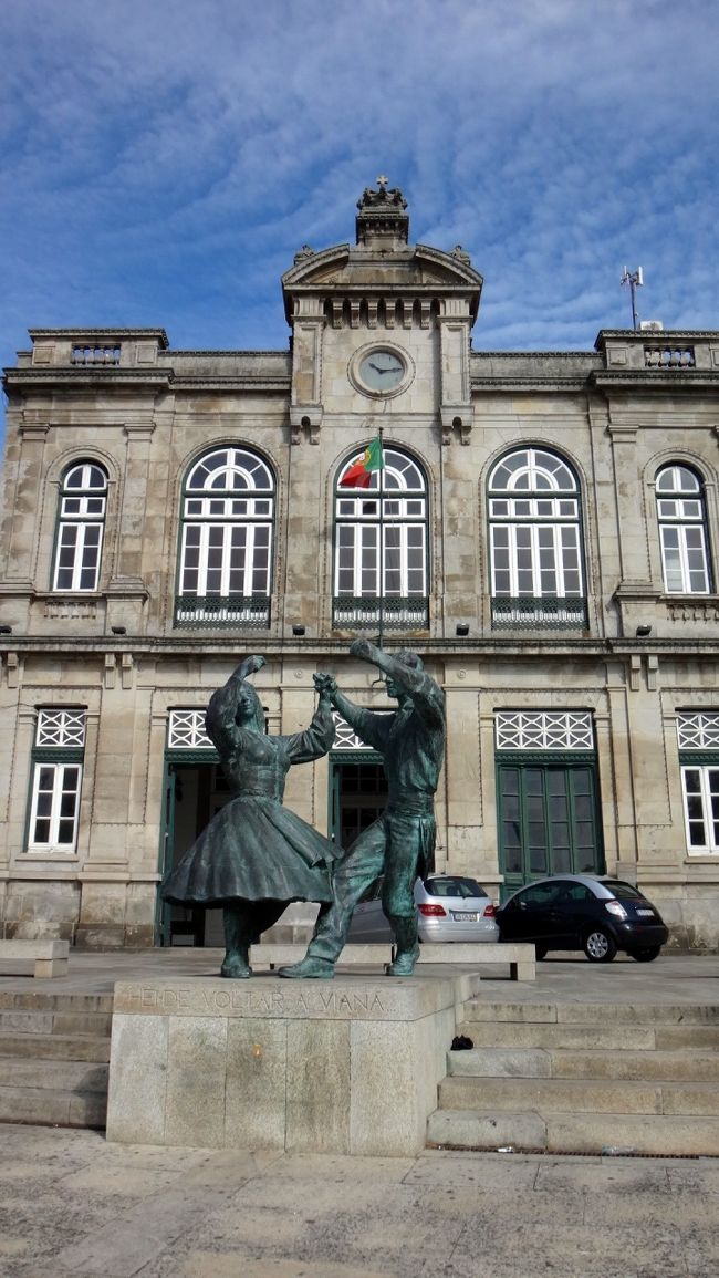 駅前に、ここのダンスの像があります。