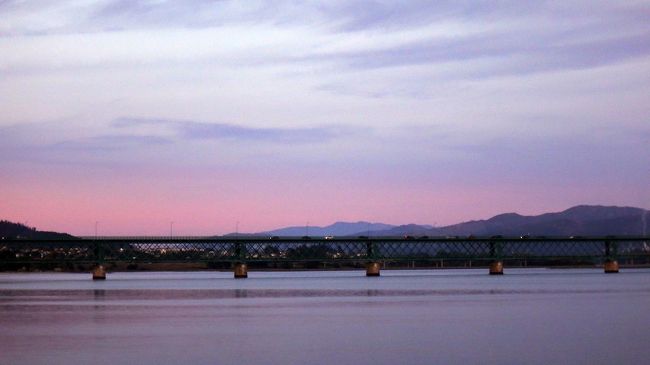 あれだけのイルミネーションがあるのだから、この日こそは、夜景をと思い、頑張ってでてきました。<br />夕日が沈むのは、見れませんでしたが、そのあと空の色が、ピンクになって、きれいでした。