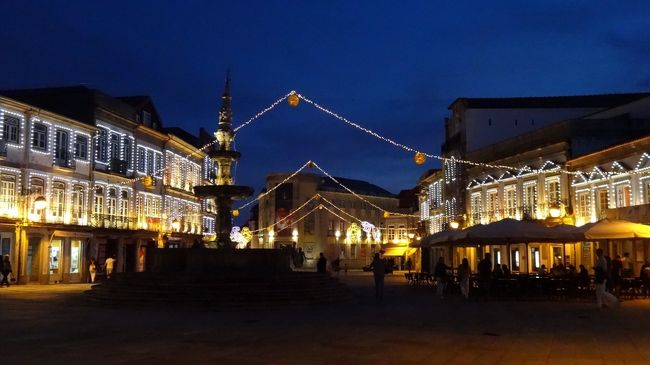 ひととおり写して、帰ろうとしたときに、午後9時の鐘の音が聞こえました。<br />と、その鐘を合図に、いっせいに、点燈されたようです。<br />また、引き返して、撮影ごっこです。