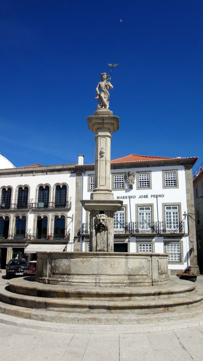 ヴィアナの祭りは、巡礼祭Romariaで、アゴニア教会の聖母が主役のようです。<br />うっかり、その教会に行くのを忘れていて、この日に出かけてみたら、少し離れたアゴニア教会までの道にも、イルミネーションの飾り付けがありました。