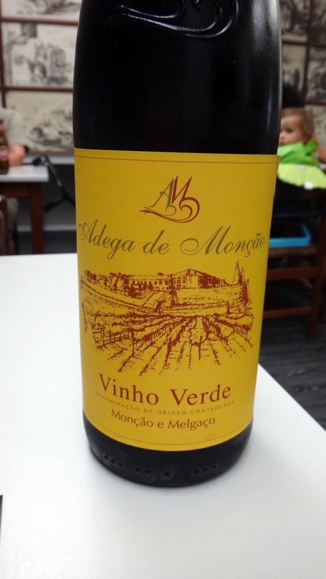 食べ物持ち込み禁止のホテル。<br />持ち込みして食べてはいますが、ホテルのレストランがまあまあ良さそうだったので、ホテルでも、一度だけランチしました。イタリアンの店です。<br /><br />と、ワインリストに、ヴィーニョ・ベルデの発泡酒に、秋と白の両方があり、両方試してみたくて、少しずつ飲みました。グラスワインが、2ユーロとやすい目です。<br />スーパーでは、ボトル2ユーロで売ってますもんね。