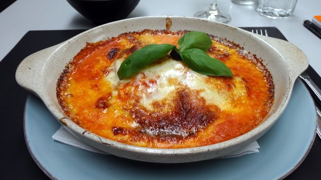 メインのラザーニャ。<br />麺が少なく、チーズが多いので、ちょっとひつこかったです。<br /><br />