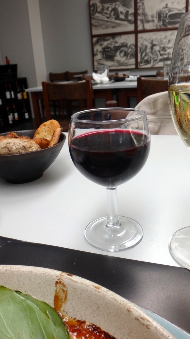 白の量も多かったので、もっと少なくていい、というと、小さいグラスになみなみ入れてくれました。それに、勘定にはついてませんでした。<br />