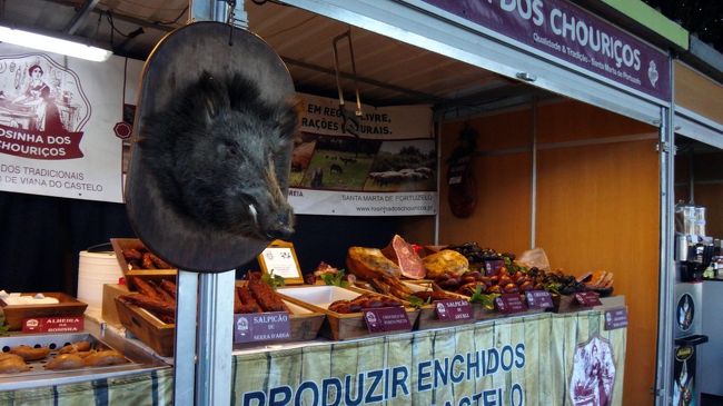 翌日、川べりを、すんずん歩いていって、別の道から戻ったら、その道沿いに、屋台が並んでました。<br />民芸品や、食べ物や、けっこうバリエーションがあり、のぞいていて、楽しかったです。